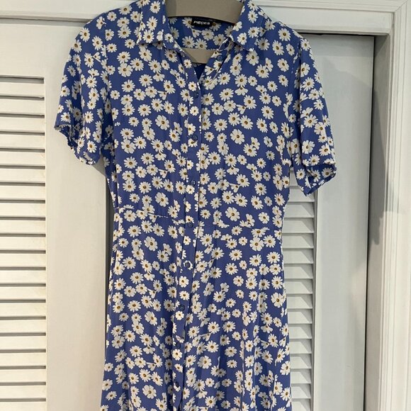 Pieces Tall exclusive mini shirt dress in blue daisy - Picture 3 of 8